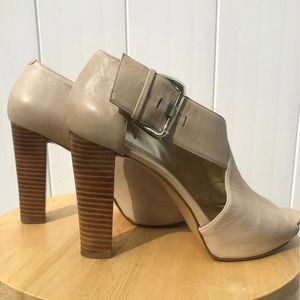 Size 11 Beige Nine West “Mega” Nude Wooden Block Heel Cut Out Ankle Boot…